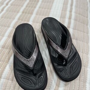 Croc sandals wedge Black and Silver Flip Flops size 6 women